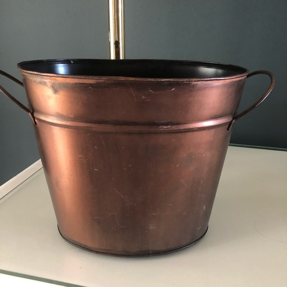🍂 Copper container.